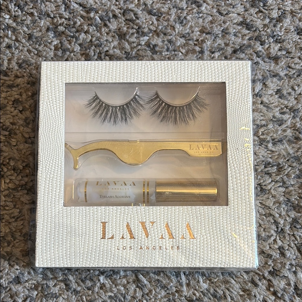 Lavaa Los Angeles Eyelash Kit with Applicator